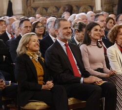 Sus Majestades los Reyes, estuvieron acompañados durante el acto por la vicepresidenta primera del Gobierno y ministra de Asuntos Económicos y Transfo