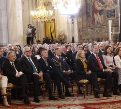Don Felipe y Doña Letizia durante la demostración práctica del funcionamiento del "Portal Digital de Historia Hispánica"