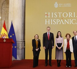 Sus Majestades los Reyes, al término del acto, acompañados de la vicepresidenta primera del Gobierno y ministra de Asuntos Económicos y Transformación