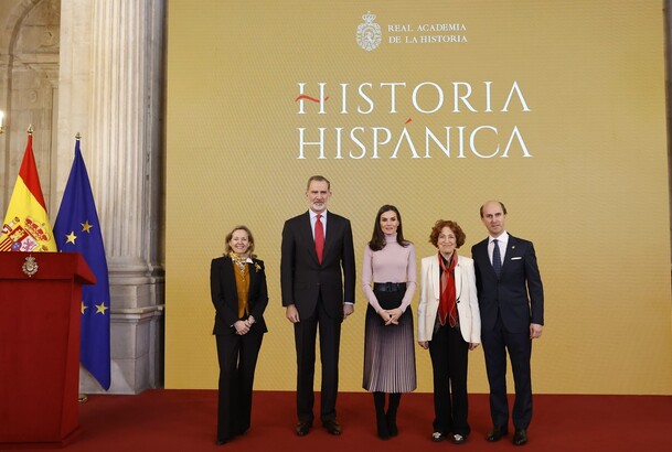Sus Majestades los Reyes, al término del acto, acompañados de la vicepresidenta primera del Gobierno y ministra de Asuntos Económicos y Transformación Digital, la directora de la RAH y su director técnico