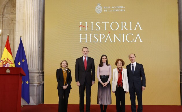 Sus Majestades los Reyes, al término del acto, acompañados de la vicepresidenta primera del Gobierno y ministra de Asuntos Económicos y Transformación