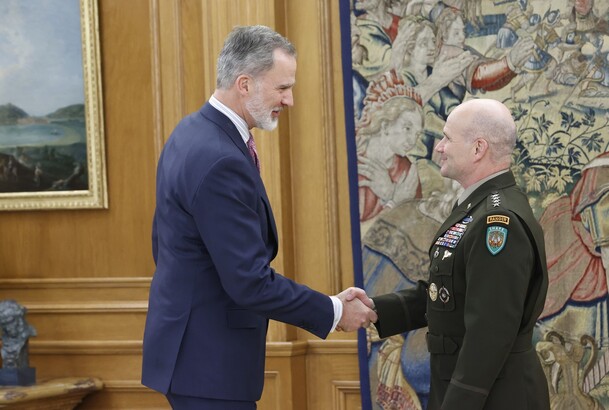 Su Majestad el Rey recibe el saludo del general Christopher G. Cavoli