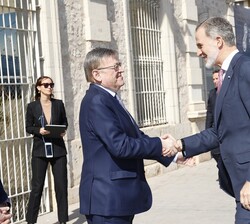 Don Felipe recibe el saludo del presidente de la Generalitat Valenciana, Ximo Puig, a su llegada a la Casa Mediterráneo