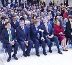 Don Felipe y Doña Letizia en conversan con el presidente de la Generalitat Valenciana, Ximo Puig, antes de iniciar el acto