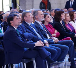 Sus Majestades los Reyes en un momento del acto acompañados por las autoridades asistentes