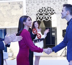 Doña Letizia recibe el saludo de Arkaitz Carracedo, Premio Nacional de Investigación para Jóvenes Margarita Salas, en el área de biología