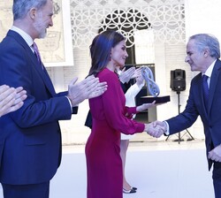 Su Majestad la Reina es saludada por Íñigo Javier Losada Rodríguez, Premio Nacional Leonardo Torres Quevedo en el área de ingenierías y arquitectura 