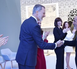Don Felipe recibe el saludo de Daniel Innerarity Grau, Premio Nacional de Investigación Ramón Menéndez Pidal en el área de humanidades 