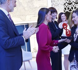 Su Majestad la Reina hace entrega del Premio Nacional de Investigación para Jóvenes María Moliner, en el área de humanidades a Josefa Ros Velasco 