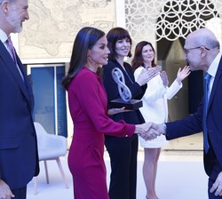 Doña Letizia es saludada por Miguel Ángel Martínez-González, Premio Nacional de Investigación Gregorio Marañón, en el área de medicina y ciencias de l