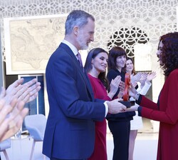 El Rey entrega del Premio Nacional de Investigación para Jóvenes Gabriela Morreale, en el área de medicina y ciencias de la salud a María Victoria Llo