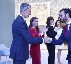 Don Felipe es saludado por Andrés Castellanos Gómez, Premio Nacional de Investigación para Jóvenes Felisa Martín Bravo en el área de ciencias físicas,
