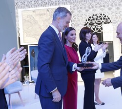 Don Felipe entrega el Premio Nacional de Investigación Enrique Moles, en el área de ciencia y tecnología químicas a Antonio María Echavarren Pablos