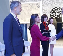 La Reina es saludada por Carlos Gómez Rodríguez, Premio Nacional de Investigación para Jóvenes María Andresa Casamayor, en el área de matemáticas y te