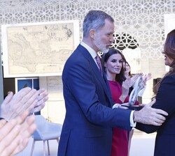 Don Felipe entrega a Patrizia Rinaldi, viuda de Luis Moreno Fernández, Premio Nacional de Investigación Pascual Madoz, en el área de derecho y ciencia