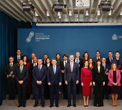 Fotografía de familia de Sus Majestades los Reyes con las autoridades asistentes y con todos los premiados 