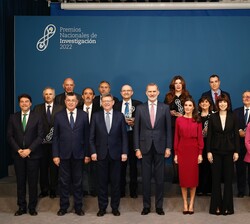 Los Reyes acompañados de los galardonados con los Premios Nacionales de Investigación 2022