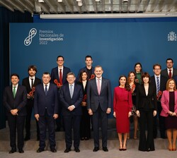 Don Felipe y Doña Letizia acompañados de los galardonados con los Premios Nacionales de Investigación para Jóvenes 2022