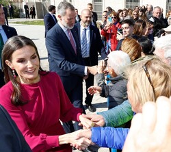 Sus Majestades los Reyes reciben el cariño de los vecinos de Alicante a la salida de Casa Mediterráneo