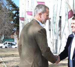 Su Majestad el Rey a su llegada recibe el saludo del presidente de la Junta de Castilla y León, Alfonso Fernández Mañueco