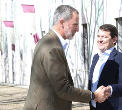 Su Majestad el Rey a su llegada recibe el saludo del ministro de Inclusión, Seguridad Social y Migraciones, José Luis Escrivá