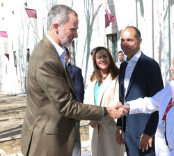 Su Majestad el Rey a su llegada recibe el saludo de la directora de la Fundación Foro de Foros, Margarita López Medrano