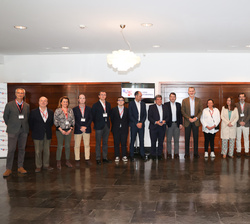 Fotografía de grupo de Don Felipe con las autoridades y los miembros del Patronato de la Fundación Foro de Foros