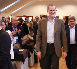 Su Majestad el Rey recibe una calurosa bienvenida a su entrada en la sala Fuente de los Baños de Diana