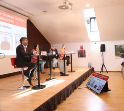 Su Majestad el Rey durante la mesa redonda “Crear opinión en tiempos de redes sociales y polarización”