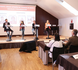 Su Majestad el Rey durante la mesa redonda “Crear opinión en tiempos de redes sociales y polarización”
