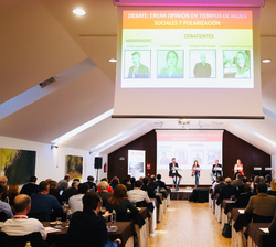 Vista general de la sala durante la mesa redonda “Crear opinión en tiempos de redes sociales y polarización”