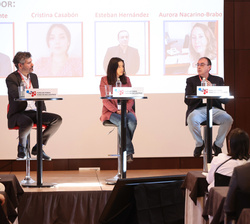 Mesa redonda “Crear opinión en tiempos de redes sociales y polarización”, con el moderador, Victor Lapuente; y los periodistas Cristina Ca