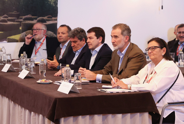 Su Majestad el Rey durante la mesa redonda “Crear opinión en tiempos de redes sociales y polarización”