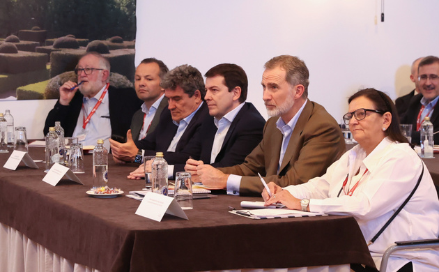 Su Majestad el Rey durante la mesa redonda “Crear opinión en tiempos de redes sociales y polarización”