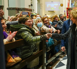 Doña Sofía recibe el saludo de los fieles que se han acercado a realizar el besapié a la imagen de Nuestro Padre Jesús Nazareno, “Cristo de Medi