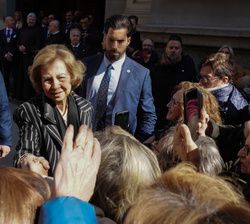 Doña Sofía recibe el saludo de los fieles que se han acercado a realizar el besapié a la imagen de Nuestro Padre Jesús Nazareno, “Cristo de Medi