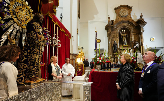 Doña Sofía, en la Basílica de Jesús de Medinaceli, ante la imagen de Nuestro Padre Jesús Nazareno "Cristo de Medinaceli"