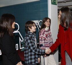 Doña Letizia saluda a Gorka, jóven participante en la reunión