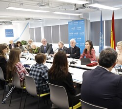 Su Majestad la Reina en el transcurso de la reunión