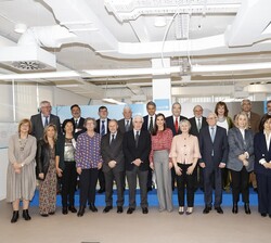 Su Majestad la Reina acompañada del presidente de UNICEF España y de los miembros del Patronato