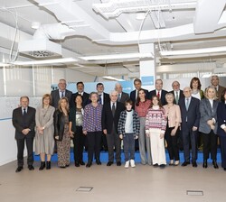 Doña Letizia junto al presidente de UNICEF España, los miembros de su Patronato y Gorka y Clara, jóvenes miembros del grupo asesor de chicos y chicas 