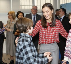 Doña Letizia, al término de la reunión, conversa con Gorka y Clara, miembros del grupo asesor de chicos y chicas de UNICEF España, participantes en la