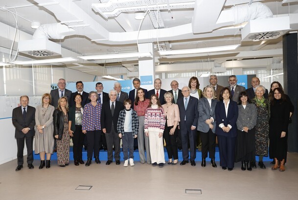 Doña Letizia junto al presidente de UNICEF España, los miembros de su Patronato y Gorka y Clara, jóvenes miembros del grupo asesor de chicos y chicas de UNICEF España
