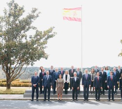 Su Majestad el Rey junto a la Junta Directiva de FarmaIndustria