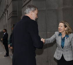 Su Majestad el Rey recibe el saludo de la vicepresidenta primera del Gobierno y ministra de Asuntos Económicos y Transformación Digital, Nadia Calviño