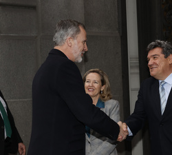 Su Majestad el Rey recibe el saludo del ministro de Inclusión, Seguridad Social y Migraciones, José Luis Escrivá