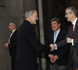Su Majestad el Rey recibe el saludo del gobernador del Banco de España, Pablo Hernández de Cos