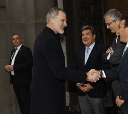 Su Majestad el Rey recibe el saludo del presidente del Patronato Fundación José Celma, Javier Celma