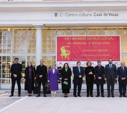 Doña Sofía con los integrantes de la Junta Directiva de la Asociación Española de Pintores y Escultores y autoridades