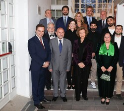 Doña Sofía con las autoridades locales y los miembros del Jurado